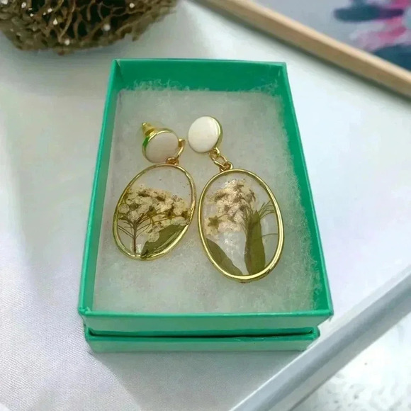 Flower Preservation Art to Wear Dangle Resin Statement Earrings Floral/Fauna - Picture 3 of 4